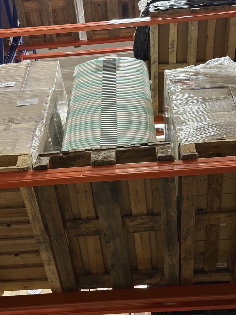 pallet met wasmanden — afbeelding 1
