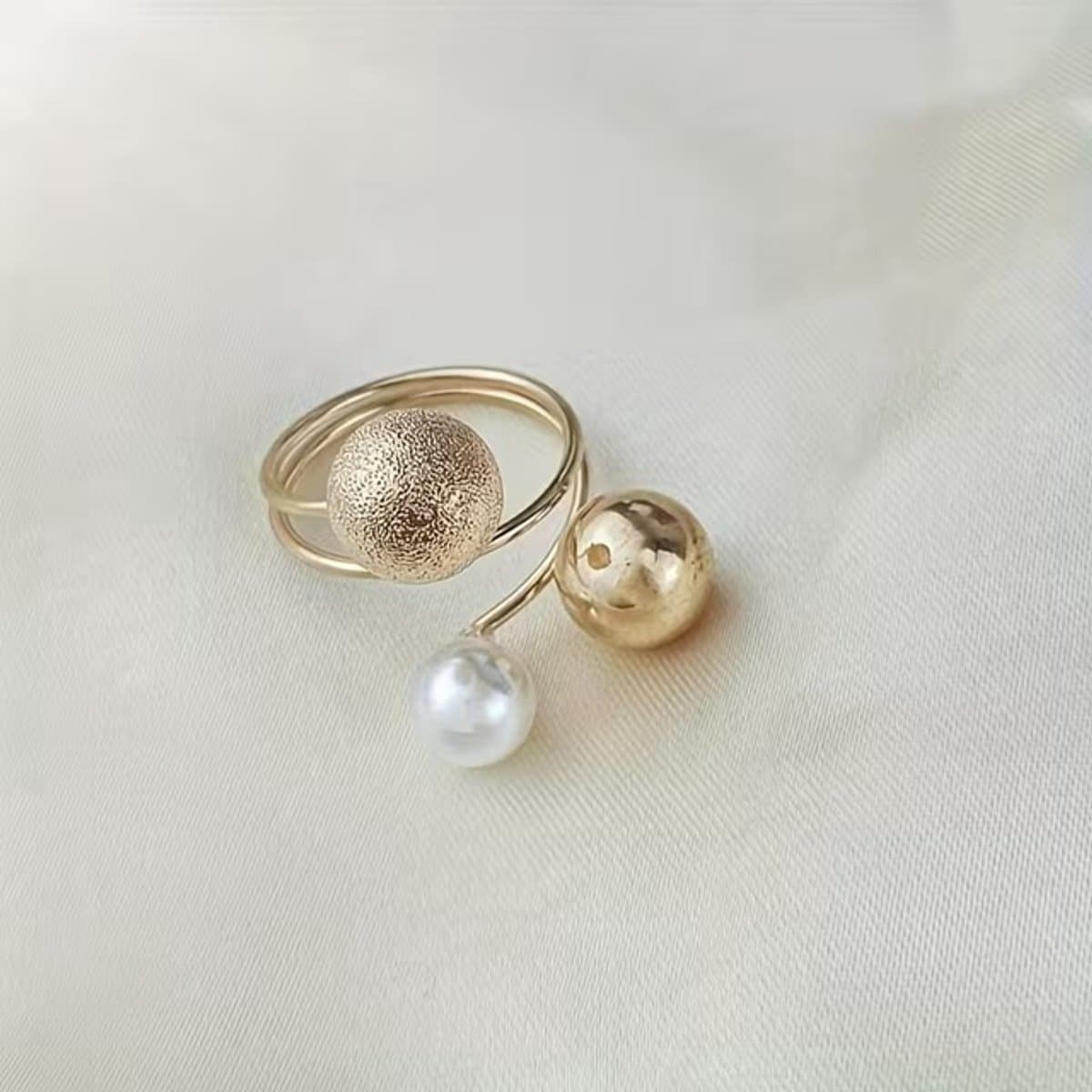 Sjaalklem - Sjaal Klem - Sjaal Ring - Ring - Klem - Sjaal - Goud kleurig - Drie Bolletjes — afbeelding 1