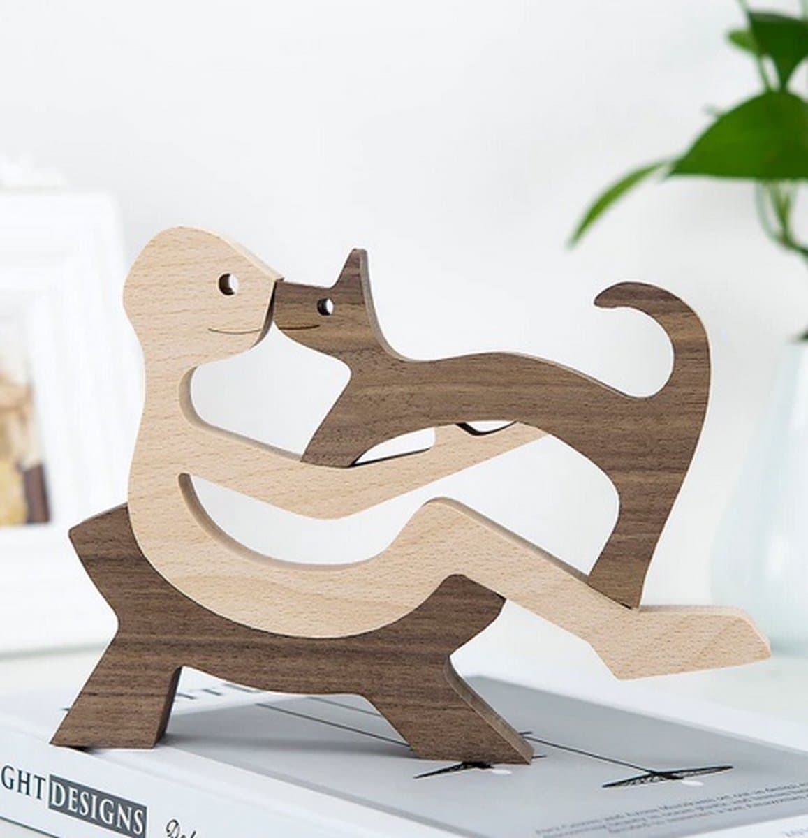 Houten beeldje - Natuurlijk hout - Beeld - Decoratief - Hout - Man - Hond – Stoel - A03 — afbeelding 1