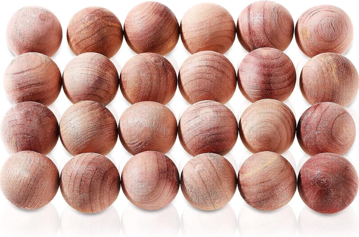 24 Stuks Natuurlijke Cederballen - Aromatische Geur, Antimuggen en Milieuvriendelijk Gebruik — afbeelding 1