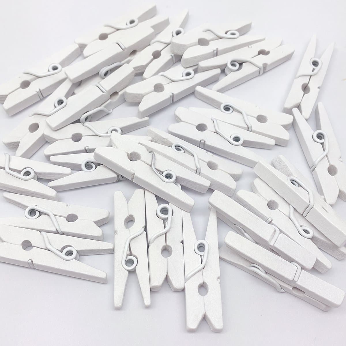Premium - Witte Kleine houten mini knijpers - 50 STUKS - Wit - Knijpertjes - Fotoknijpers - Geboorte wasknijpers - 2.5 CM - Foto knijpers - Knijper om foto's aan op te hangen - Fotohouder - Knijpers - Wasknijpers - Kerstkaart hangers - Pola — afbeelding 1