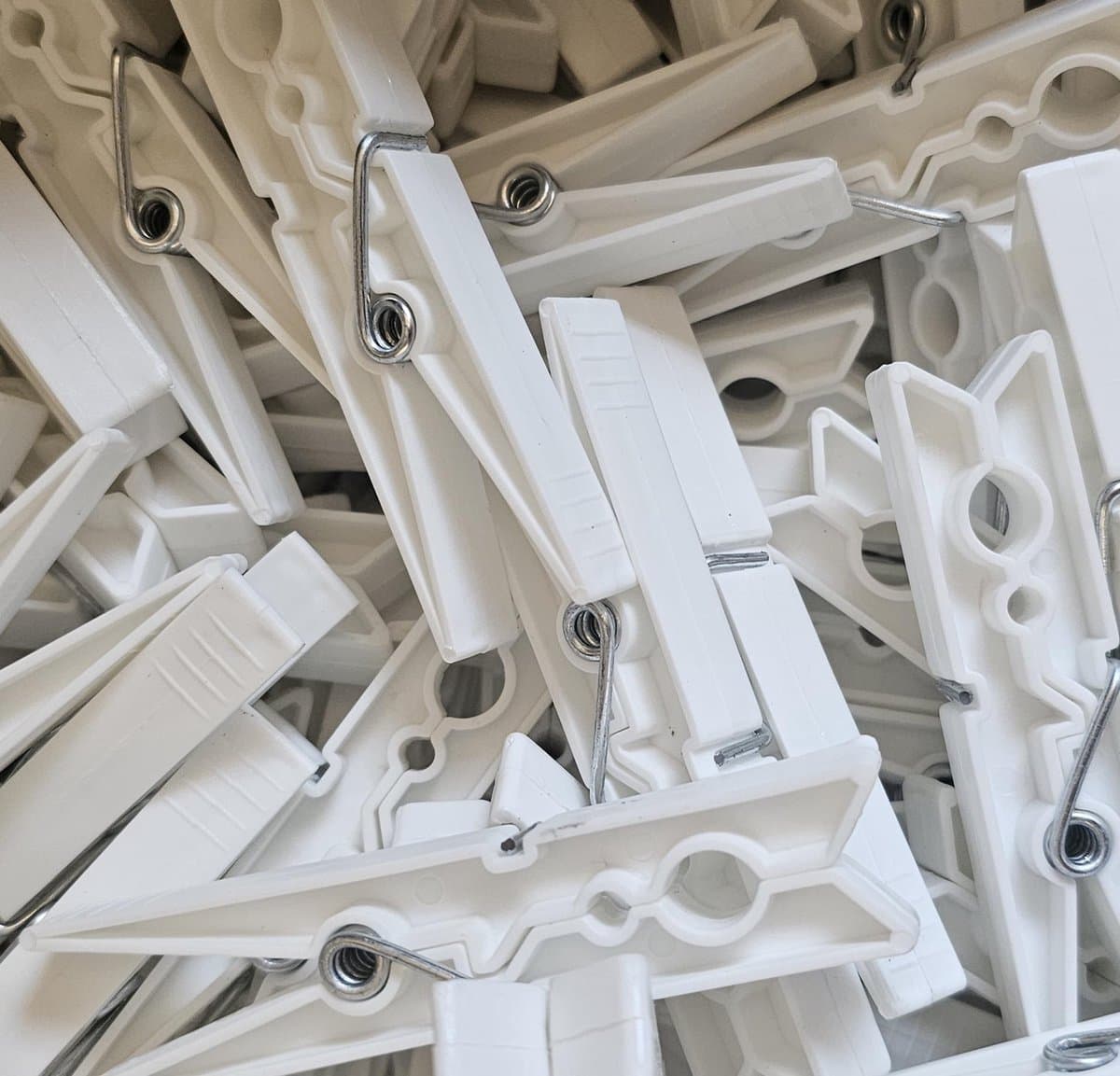 van 48 kleurrijke wasknijpers, zonbestendig, hoogwaardig hard plastic, verzinkte veer, made in EU, gemaakt in Griekenland, milieuvriendelijke doos (wit) — afbeelding 1
